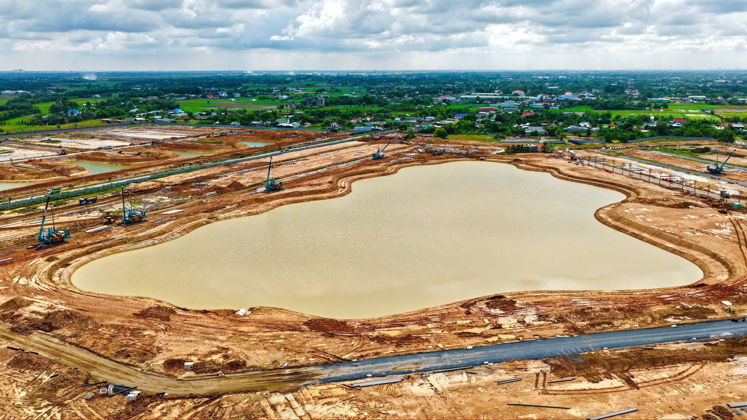 Hồ trung tâm swan lake Vinhomes Green City ngày 4-9-2025