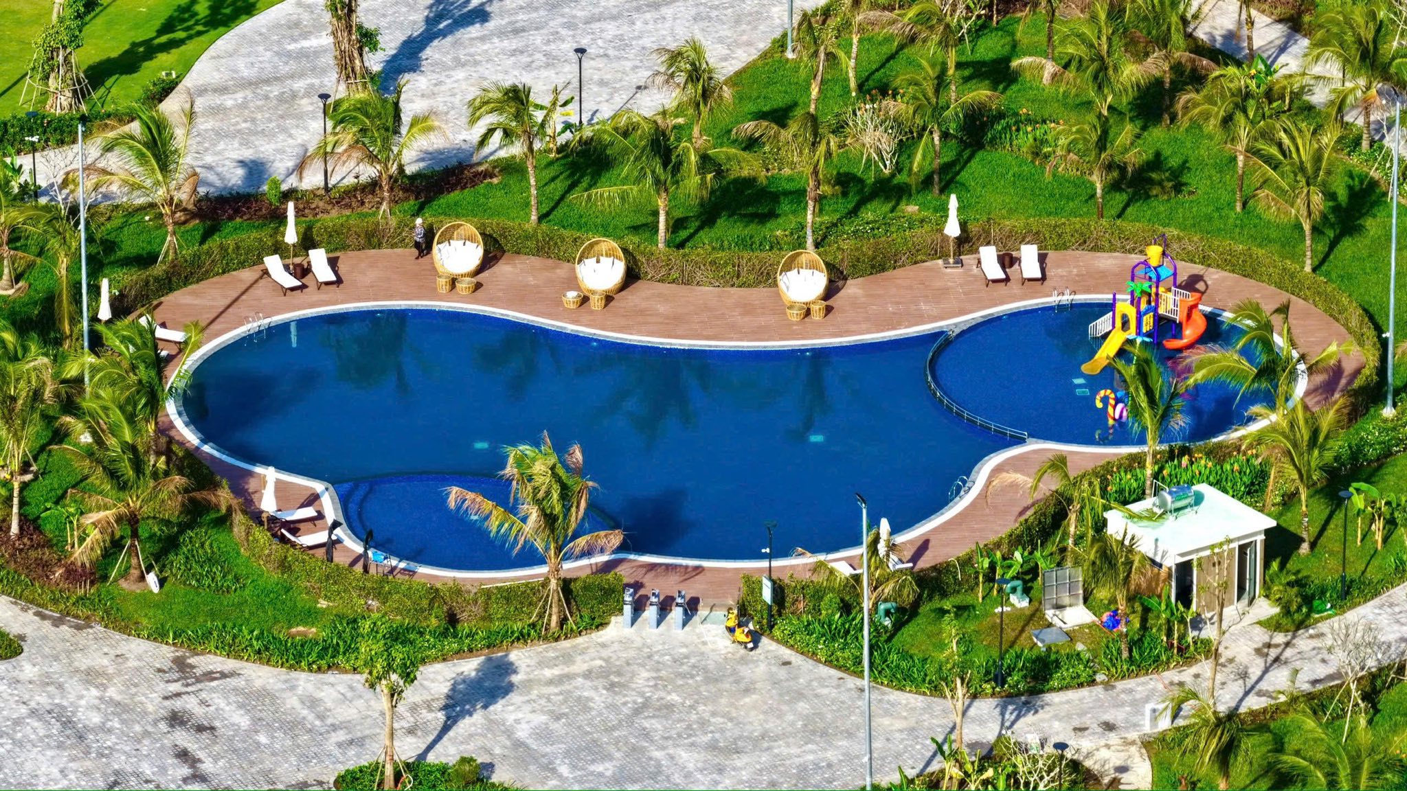 Hồ bơi, có người lớn và khu trẻ nhỏ