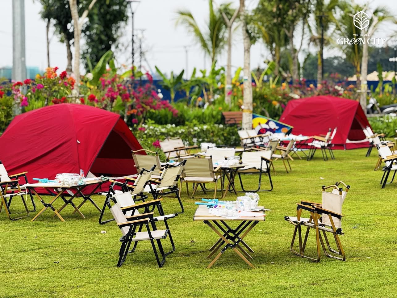 Không gian bên ngoài rộng rãi, thoáng mát, mỗi buổi chiều có thể cùng gia đình ra đây dạo chơi hoặc picnic cuối tuần