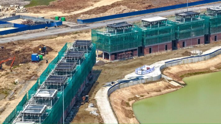 Hệ thống bao che, giàn giáo được lắp đặt đồng loạt, đảm bảo tiến độ và an toàn thi công.