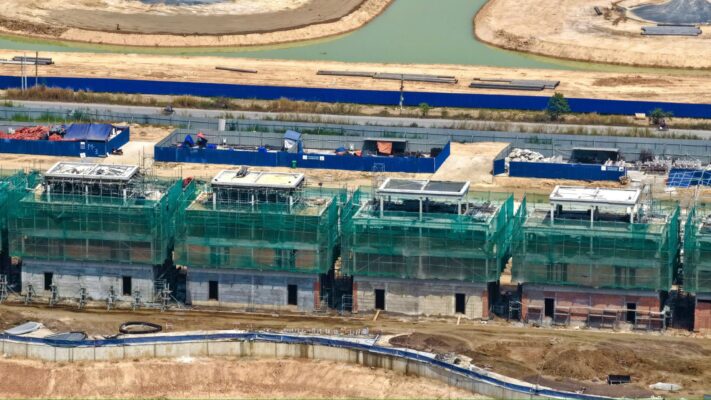 Hệ thống bao che, giàn giáo được lắp đặt đồng loạt, đảm bảo tiến độ và an toàn thi công.