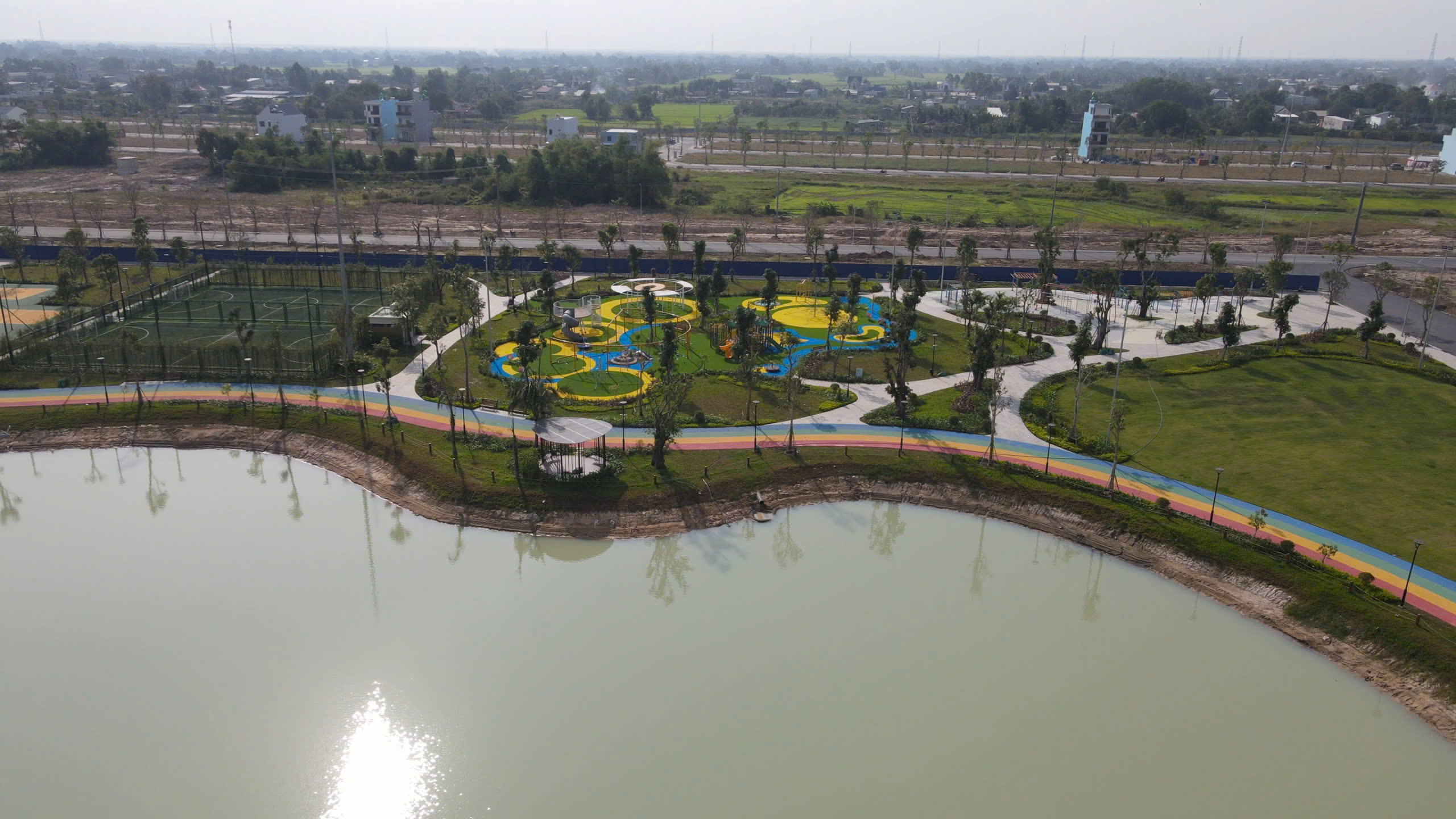 Hồ cảnh quang ở công viên Pop Art Park đã hoàn thiện gần 100%