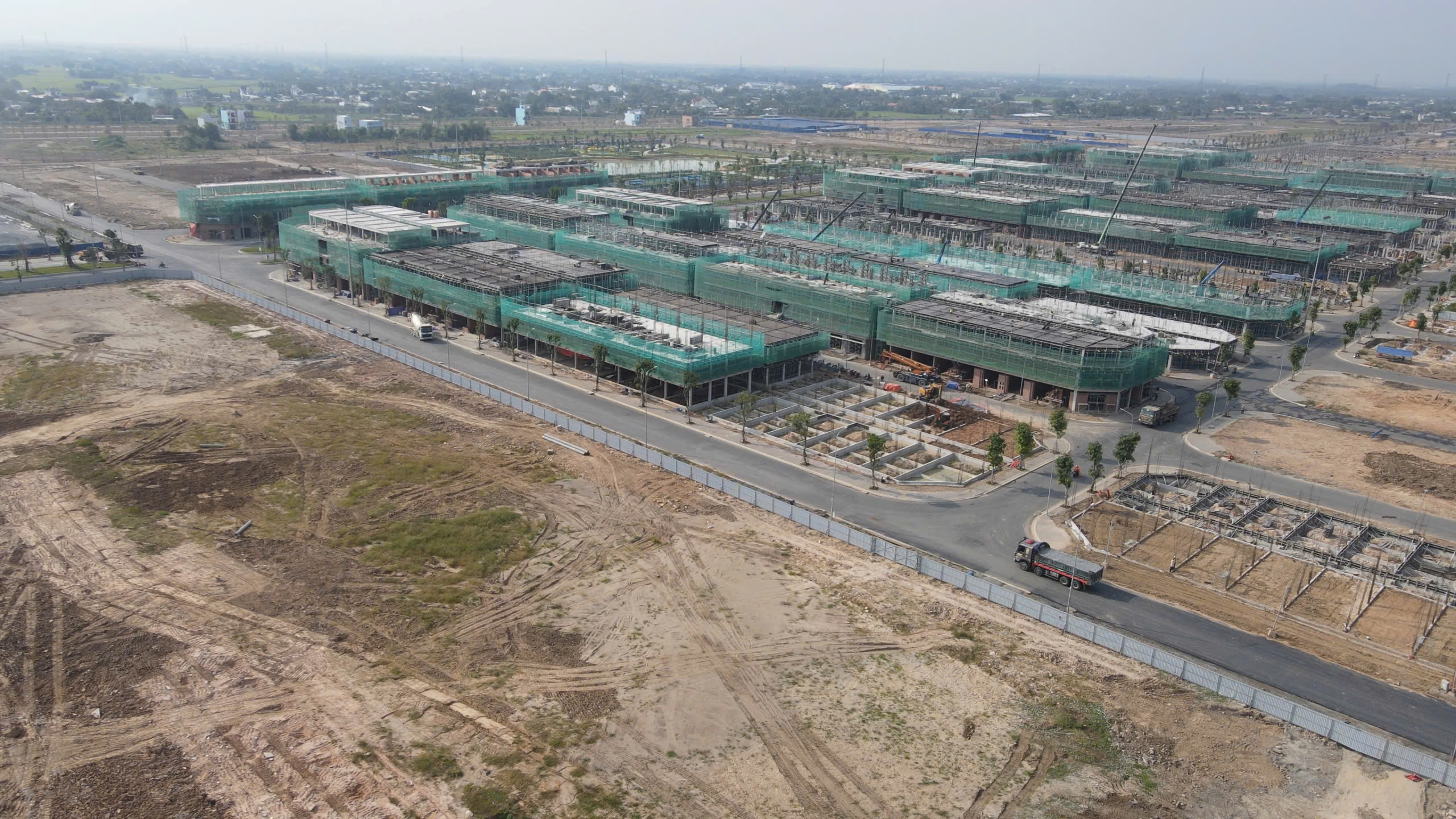 Hệ lưới xanh bao che – dấu hiệu nhận diện giai đoạn thi công kết cấu