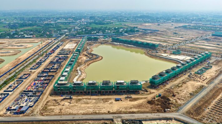 Các dãy nhà tăng tầng rõ rệt, phản ánh nhịp độ thi công ổn định trên công trường.