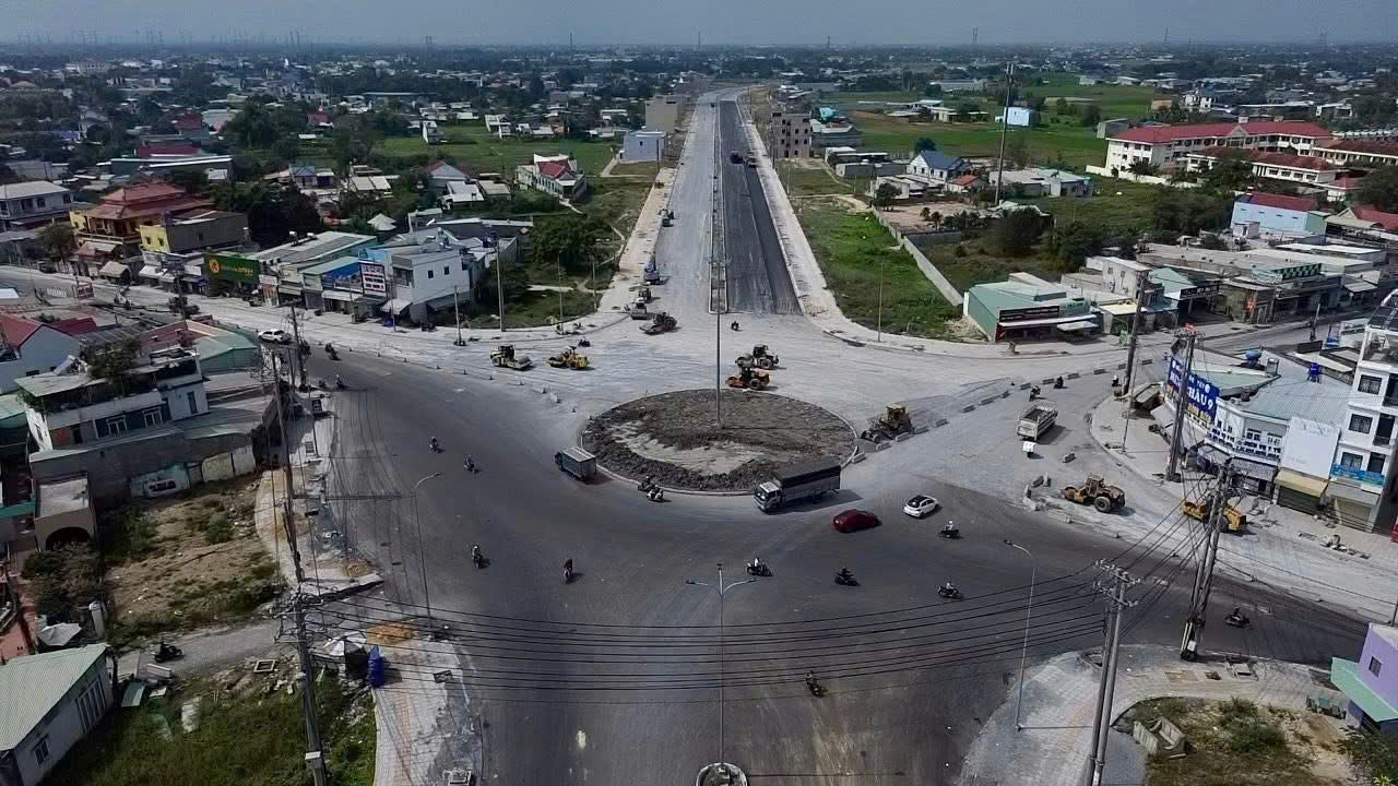 Đoạn 823D giao với TL824 ( Vòng xoay tua 1 đi về TT Đức Hòa và về Hóc Môn Tp HCM)