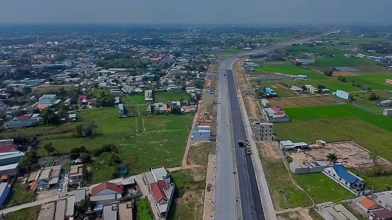 Đoạn từ nút giao 823D với Tl824 về vòng xoay Hậu Nghĩa đang thảm nhựa khoảng 2km cuối cùng.