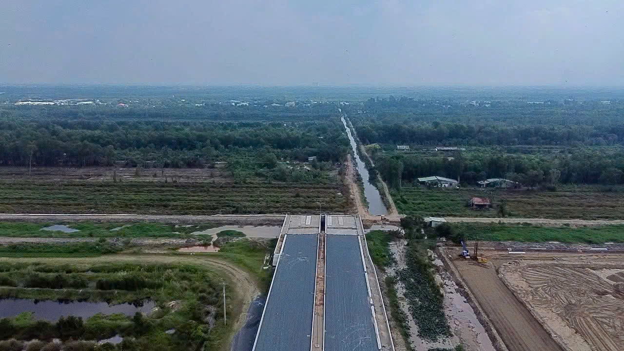 Đoạn đầu tuyến 823D sau sẽ kết nối vào QL1A (Địa phận Tp. HCM)Đoạn đầu tuyến 823D sau sẽ kết nối vào QL1A (Địa phận Tp. HCM)