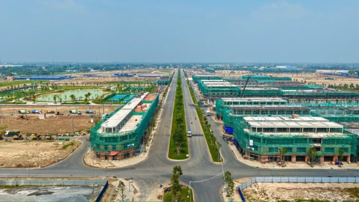 Trục đường nội khu đã hoàn thiện mặt đường, cây xanh được trồng phủ đều hai bên.