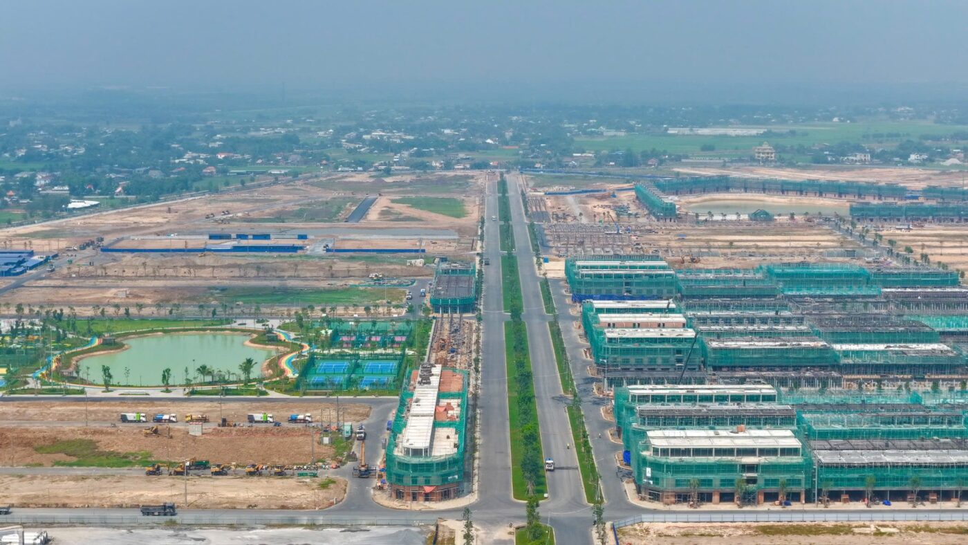 Tổng thể công trường cho thấy dự án đang bước vào giai đoạn thi công cao điểm.