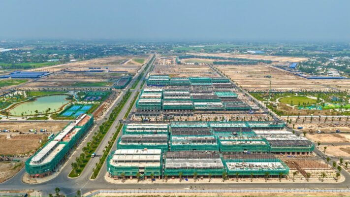Góc nhìn trên cao cho thấy quy mô dự án cùng tiến độ xây dựng trải đều các khu vực.