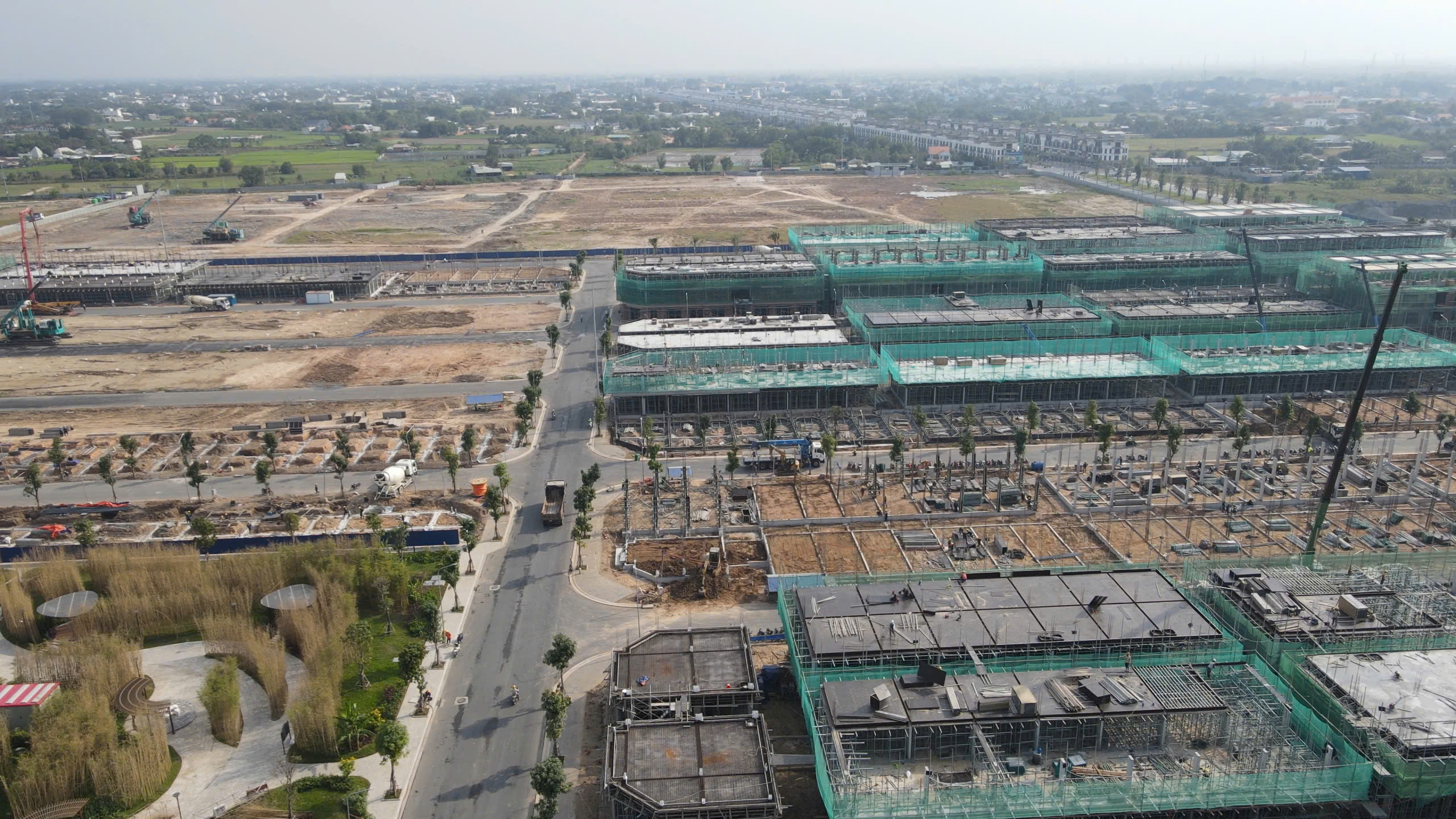 Công trình đang lên khung tầng 2, lưới bao che được lắp đặt hoàn chỉnh